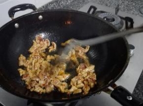 油锅爆炒肉片，猪肉变色后出锅装盘，保证肉质鲜嫩