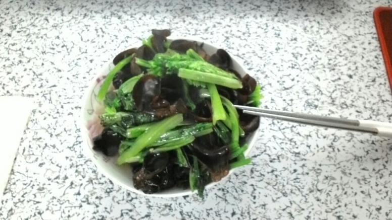 木耳炒油麦菜
