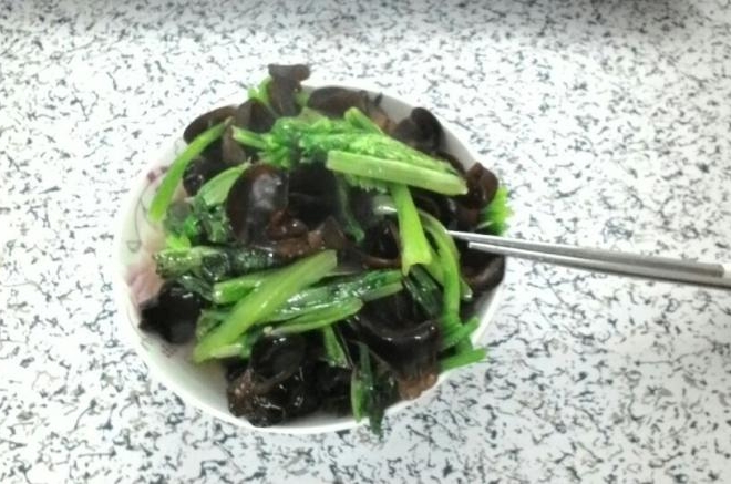 木耳炒油麦菜