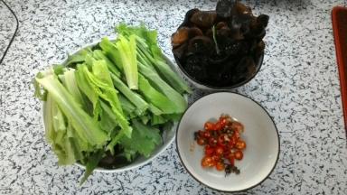 木耳泡好洗净，油麦菜洗后切成断状，小米辣切圈备用