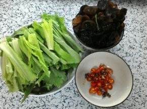 木耳泡好洗净，油麦菜洗后切成断状，小米辣切圈备用