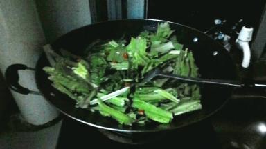 大火热油炝炒油麦菜、木耳，加小米辣提味