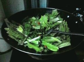 大火热油炝炒油麦菜、木耳，加小米辣提味