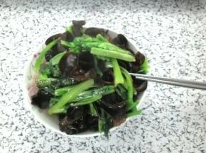 爆炒2-3分钟，油麦菜软熟后加盐，翻炒均匀即可出锅