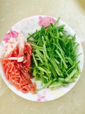 准备好肥瘦猪肉、姜、葱、大蒜、芹菜，分别洗净切好备用