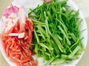 准备好肥瘦猪肉、姜、葱、大蒜、芹菜，分别洗净切好备用