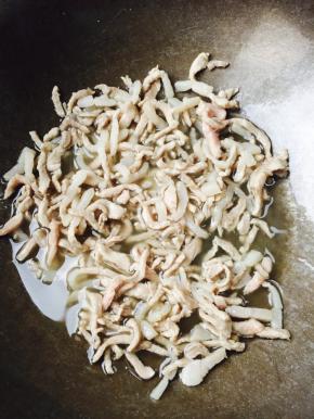 热油下锅，放入肉丝，快速滑散