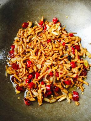 姜、大蒜炒至微香，放入老抽，将老抽倒在锅铲上，沿着锅边划过，然后快速的翻炒均匀