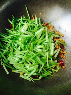 肉丝完全上色均匀后，倒入芹菜，放适量的盐，大火继续翻炒30秒
