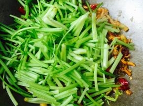 肉丝完全上色均匀后，倒入芹菜，放适量的盐，大火继续翻炒30秒