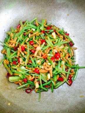 芹菜翻炒30秒后，倒入生抽，再翻炒30秒后，放入适量的鸡精调味，淀粉勾芡淋入，翻炒均匀，即可出锅