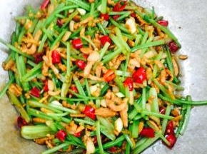 芹菜翻炒30秒后，倒入生抽，再翻炒30秒后，放入适量的鸡精调味，淀粉勾芡淋入，翻炒均匀，即可出锅