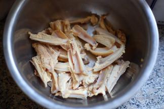 鸡脆骨洗净，剪去尖部肥肉与底部的硬骨，过沸水焯烫2分钟左右捞起，沥干水分备用