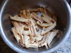 鸡脆骨洗净，剪去尖部肥肉与底部的硬骨，过沸水焯烫2分钟左右捞起，沥干水分备用