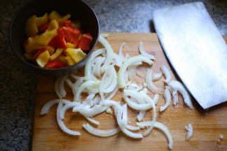 彩椒洗净，掰成小块儿，1/2个洋葱切丝（小一点儿的洋葱），小米椒切小丁儿