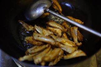 炒锅烧热，放入适量食用油（略微多一点儿），转至小火，待油烧热，下入鸡脆骨，转至大火爆炒，翻炒片刻，下入蚝油、生抽、孜然粉、孜然粒、辣椒粉，翻炒几下立刻出锅，避免孜然与辣椒糊锅