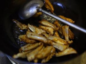 炒锅烧热，放入适量食用油（略微多一点儿），转至小火，待油烧热，下入鸡脆骨，转至大火爆炒，翻炒片刻，下入蚝油、生抽、孜然粉、孜然粒、辣椒粉，翻炒几下立刻出锅，避免孜然与辣椒糊锅