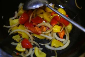 热锅热油，下入彩椒、洋葱、小米椒，中火快速翻炒，加入1勺生抽与1/4勺绵白糖，翻炒均匀，加入之前炒好的鸡脆骨，改至大火，快速翻炒，加入4克食盐与少许味精，翻炒均匀后即可出锅