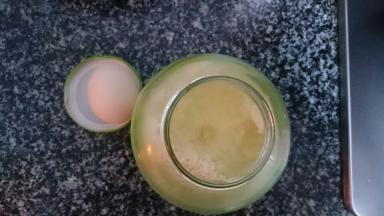 备好原料：鸡蛋，醪糟，白糖