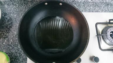 锅中加水大火煮开