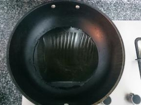 锅中加水大火煮开