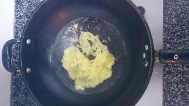 鸡蛋打散，水开后倒入锅中煮1分钟即可