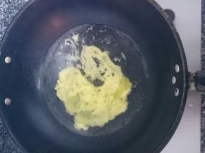 鸡蛋打散，水开后倒入锅中煮1分钟即可