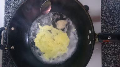 放入醪糟，顿时酒香四溢，微煮5秒可熄火