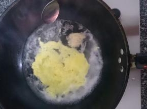 放入醪糟，顿时酒香四溢，微煮5秒可熄火