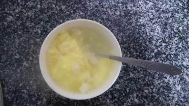 根据个人口味可以选择放糖与否，一碗香甜醇香的醪糟蛋就做好了