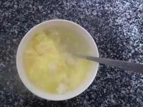 根据个人口味可以选择放糖与否，一碗香甜醇香的醪糟蛋就做好了