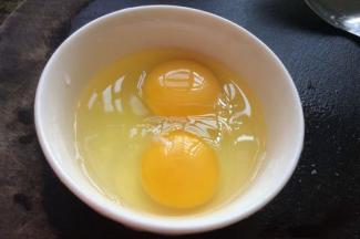 取出两个鸡蛋打入碗中