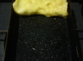 蛋液渐渐凝固之后，用筷子挑起一端，向另一端慢慢卷起