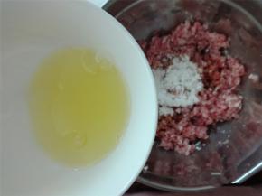 鸡蛋取蛋液，与生粉一起加入到肉馅中，加入适量的盐
