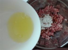 鸡蛋取蛋液，与生粉一起加入到肉馅中，加入适量的盐