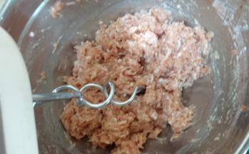 用搅拌棍朝一个方向搅拌肉馅，直到肉馅之间粘连性比较好