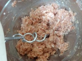用搅拌棍朝一个方向搅拌肉馅，直到肉馅之间粘连性比较好