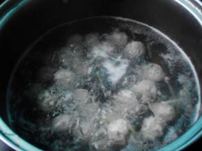 将挤好的肉丸放入锅中，冷水加热至沸腾