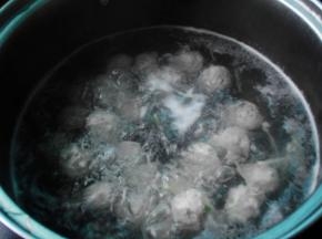 将挤好的肉丸放入锅中，冷水加热至沸腾
