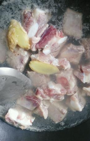 锅中清水烧开，放入生姜片，排骨，捞出血沫