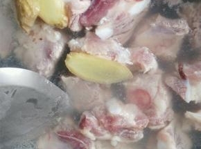锅中清水烧开，放入生姜片，排骨，捞出血沫