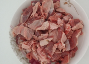 买来的牛肉泡在水中，去除血水之后切成小块