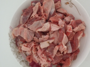 买来的牛肉泡在水中，去除血水之后切成小块