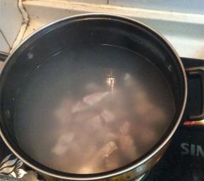 锅内水烧开之后放入牛肉，倒入料酒，撇去血沫