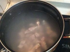 锅内水烧开之后放入牛肉，倒入料酒，撇去血沫