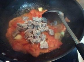 将牛肉放入锅内，加入生抽翻炒均匀