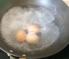 锅内水烧至沸腾，鸡蛋洗净后放入