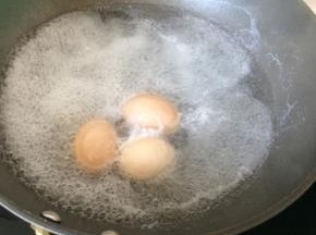 锅内水烧至沸腾，鸡蛋洗净后放入
