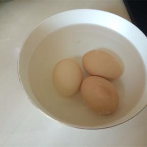 鸡蛋放入冷水中，水一定要冰一点，才会形成溏心