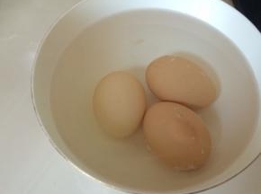鸡蛋放入冷水中，水一定要冰一点，才会形成溏心